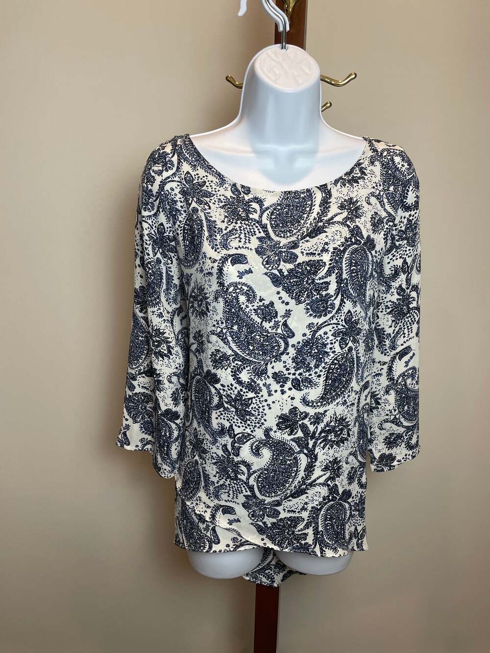 The Limited White Blue Paisley Rayon Long Sleeve Asymmetrical Hem Top Size M